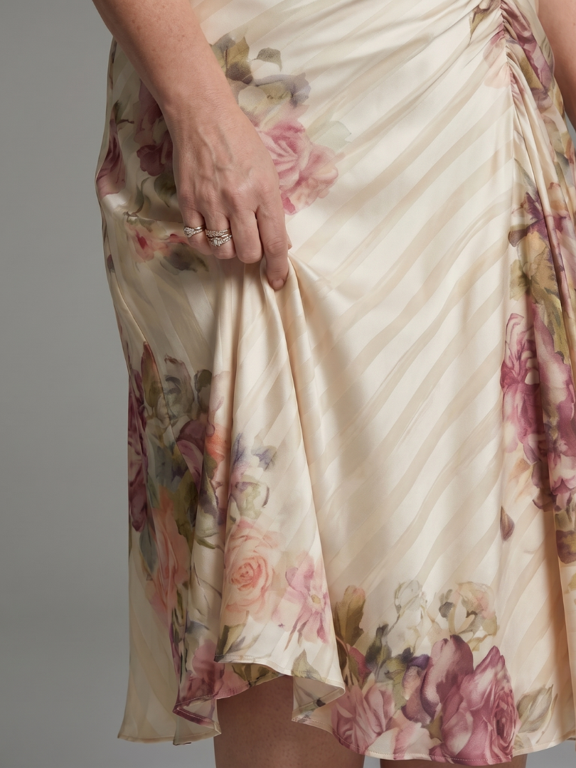 Katarina | Midikleid mit Schmetterlingsärmeln, Wickeloptik und geblümtem Streifenprint