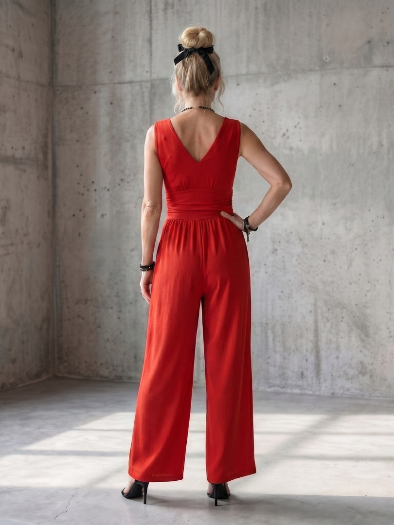 Vincenza | Jumpsuit mit tiefem V-Ausschnitt, betonter Taille und weitem Bein