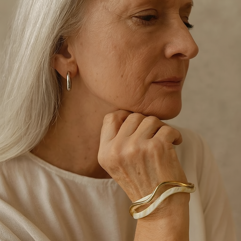 Elegant guldarmband med vit opal – vy 2