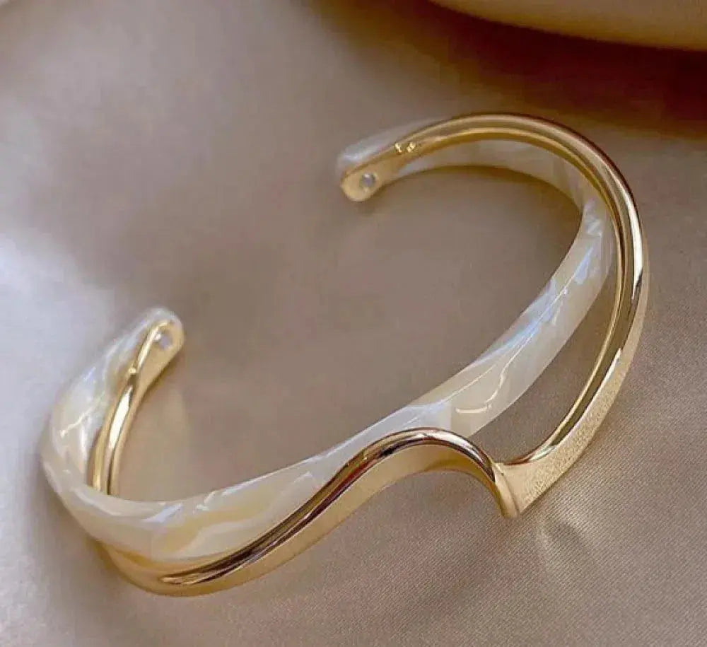 Elegant guldarmband med vit opal